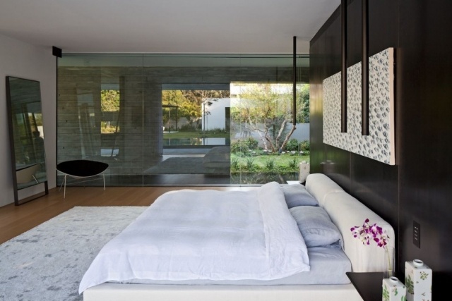 modernt sovrum svart grå glas vägg innergård