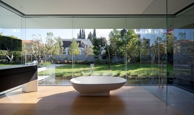 badrum glasvägg utsikt innergård fristående badkar