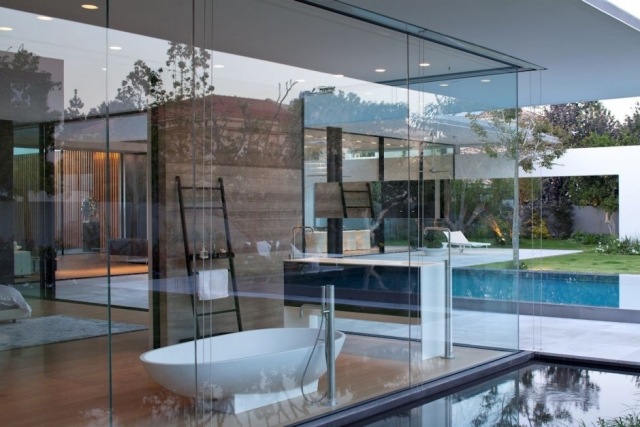 modernt familjehem badrum glasväggar visa pool