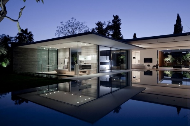Modernt familjehus tel aviv vattennivåeffekter glasväggar belysning