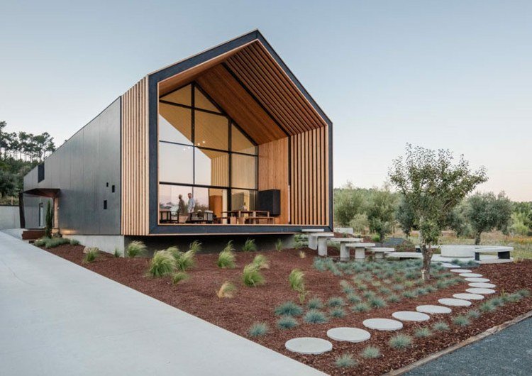 modern husdesign trä veranda trädgård svart betong
