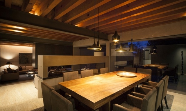 modernt hus matsal matbord massivt trä hängande lampor