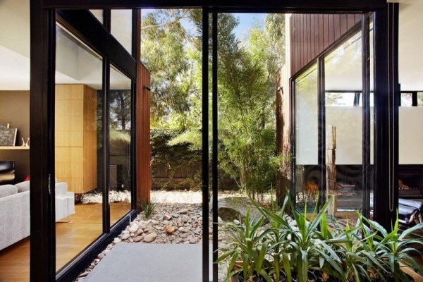 Inomhus trädgård glasvägg hus design modern