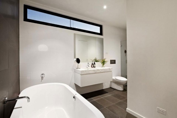 Badrum design fönster vita badrum möbler badkar badrum