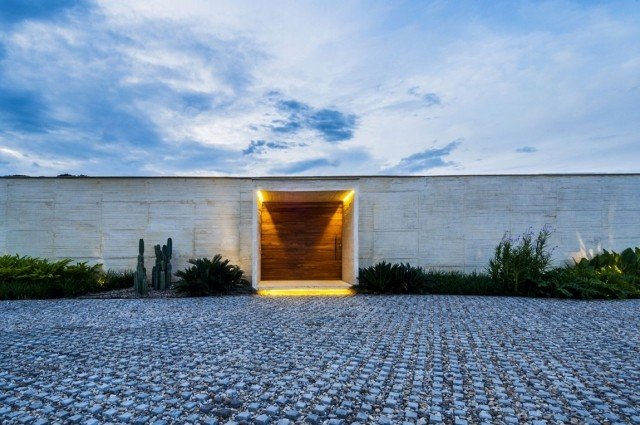 modernt platt tak hus betongvägg-trä-entré-dörr-led-remsor