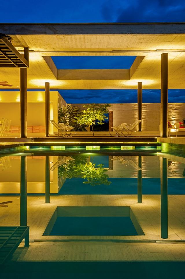 pool-natt-belysning-modernt-hus-vatten-nivå