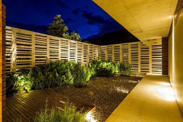 modernt-platt-tak-hus-bakgård-betong-vägg-dekorativt