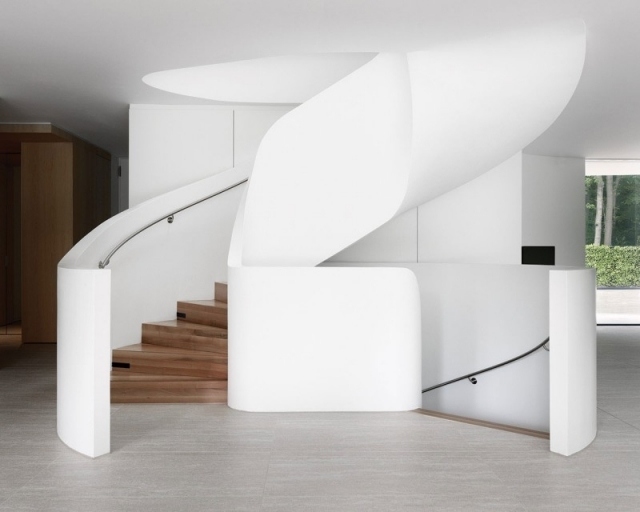 modernt familjehem inredning minimalistisk virvlande trappa vitt trä