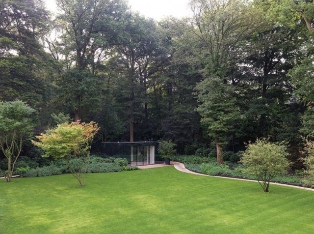 modernt familjehus skog omgiven trädgårdspaviljongglas