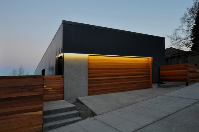 modernt garageport trä design hus belysning betongstaket
