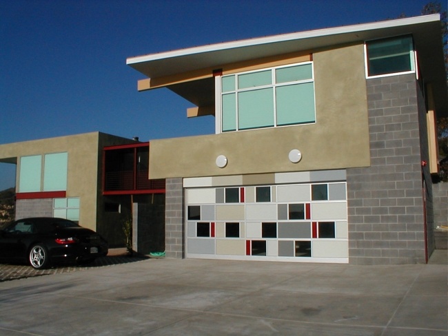 modern garageport mosaik glas svart grå röd