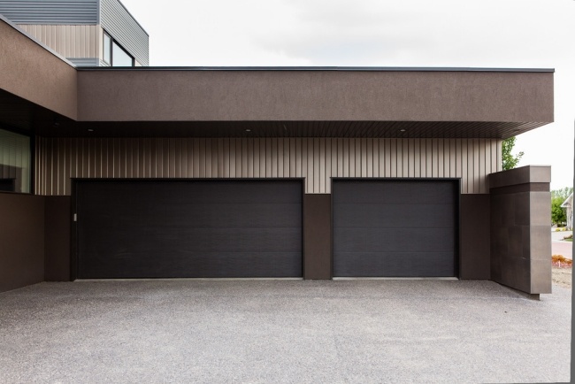 moderna garageportar matt svart träbrun husfasad