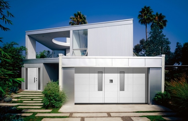 modernt hus garageport vit skjutdörr design metall