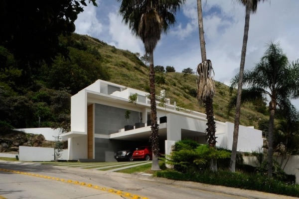 Hillside hus i bergen mexico garage gatan agras arquitectos