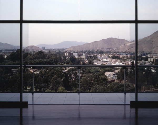 hus sluttning vy av lima glasdörr panoramautsikt