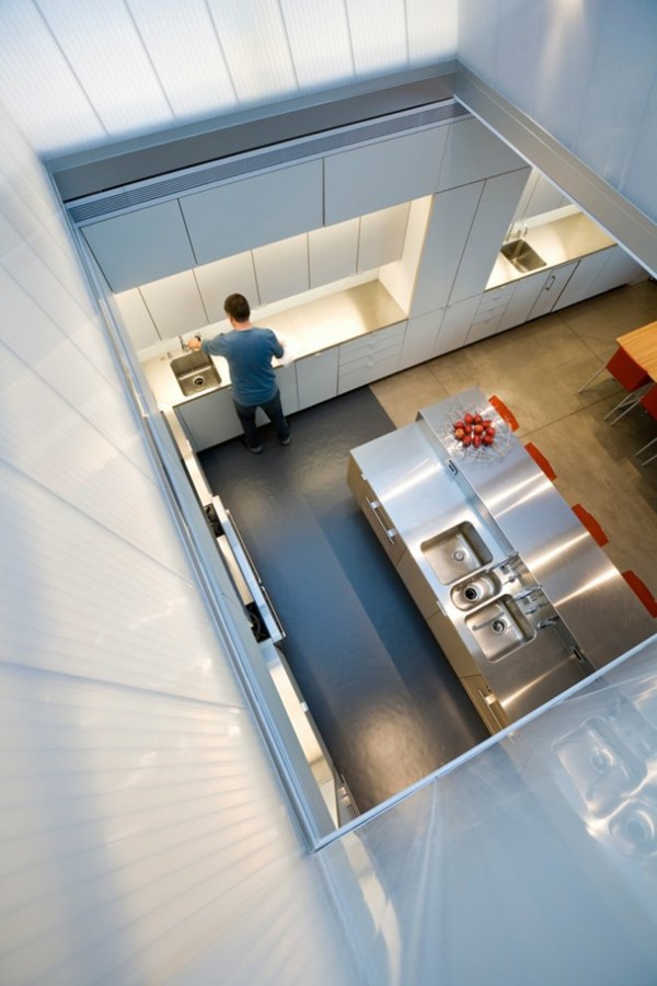 modernt kök i minimalistiskt hus