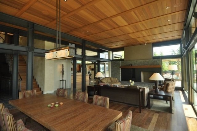 modernt hus sjö möbler trä tak öppna vardagsrum