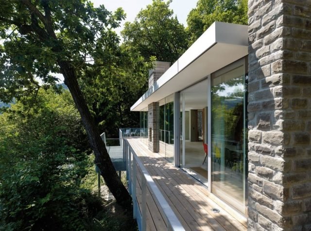 modernt hus-sjö-trä-balkong-glas-skjutdörrar-tegelstenar