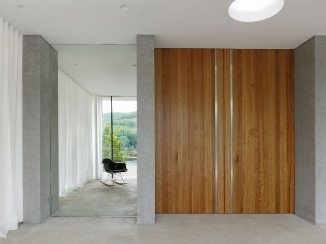 modernt hus-sjö-interiör-trä-dörr-speglad-vägg