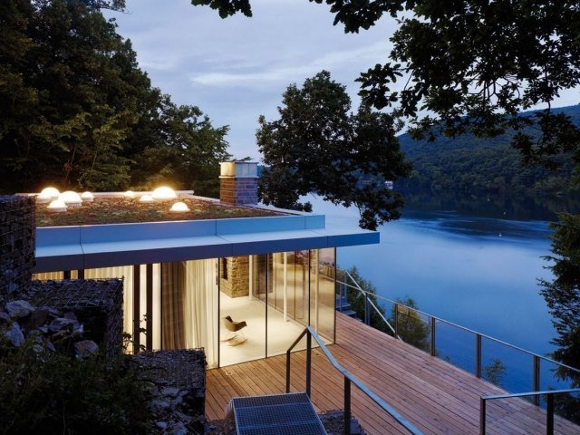 modernt hus-sjöbelysning-grönt tak-panoramautsikt