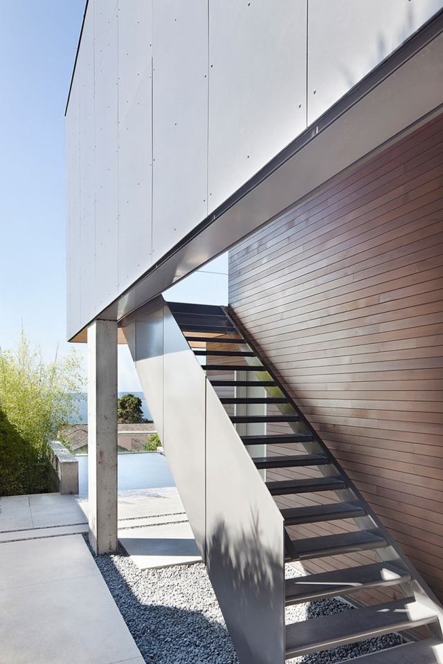 modernt hus-brant-sluttning-entré-trappor-vägg-trä-beklädnad