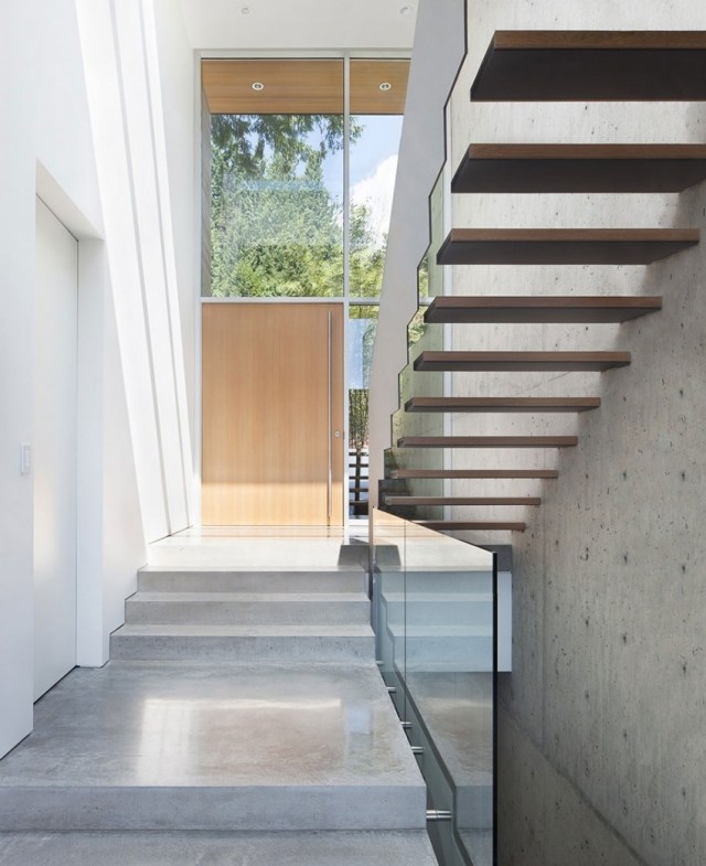modern huslutning inuti polerade trappor i betonggolv