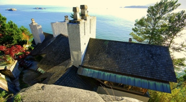 hus vid vattnet med fantastisk panoramautsikt ovan