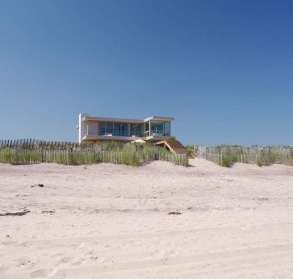 Modernt hus sanddyner havsstrand ytterdörr