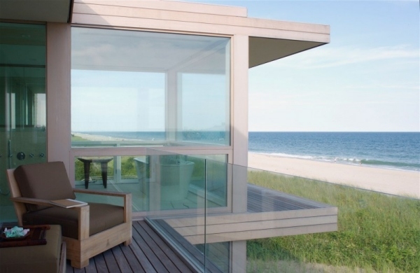 Modernt hus sanddyn terrass glasräcke