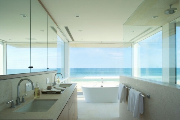 Modernt hus på sanddynerna vit badrumsdesign