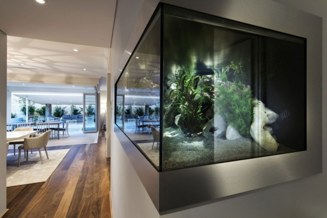 modernt-kust-hus-akvarium-vägg-integrerat-belyst