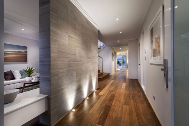 snygg-korridor-design-lackade-trä-golv-lampor