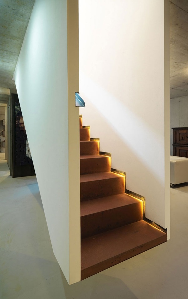 modern smal trappa integrerad ljus betonghus inredning