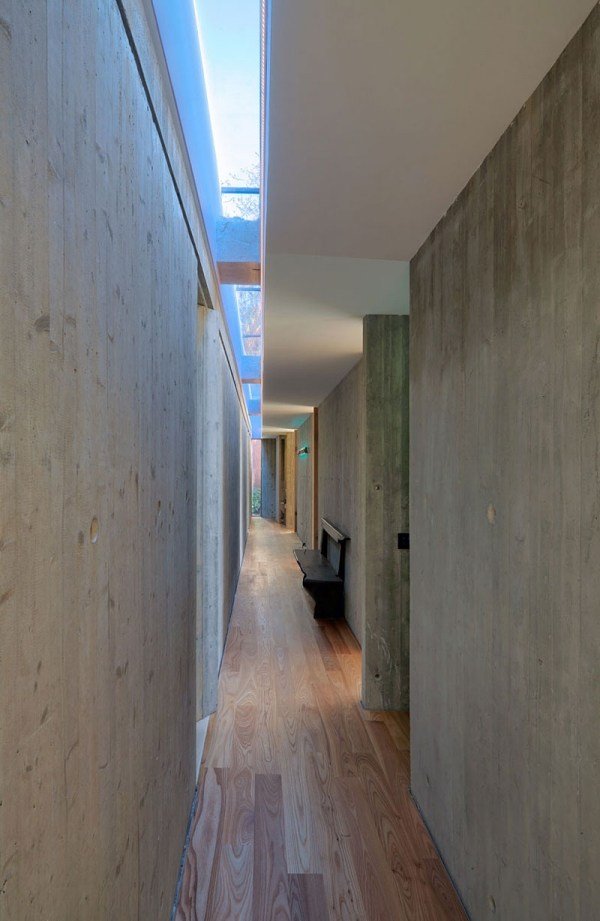 hall golv trä vägg inglasning trendiga hus exponerade betongväggar