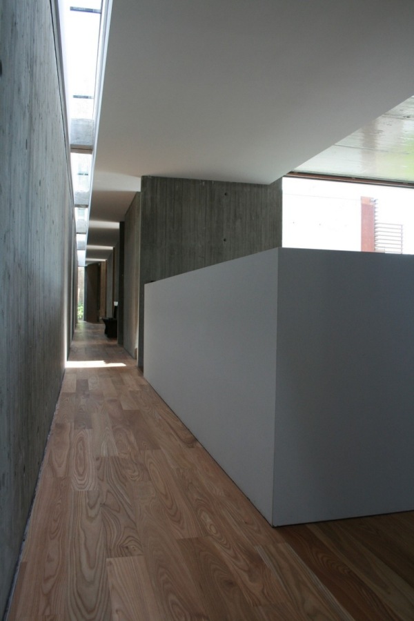 hall trendig laminat betong väggbeklädnad fönster