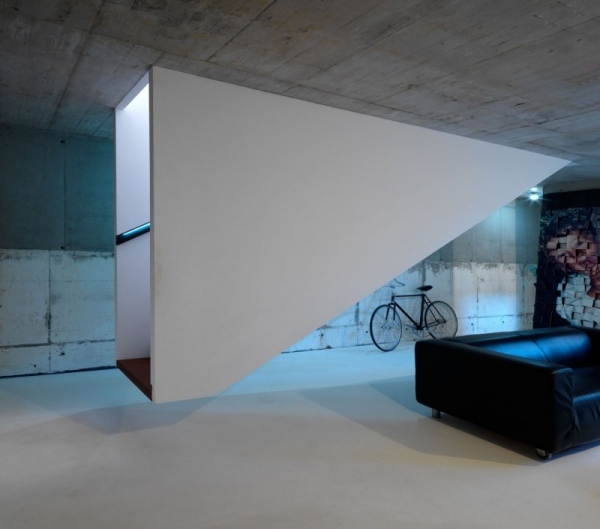 trappor uppdelning av vardagsrum exponerade betongväggar hus modern