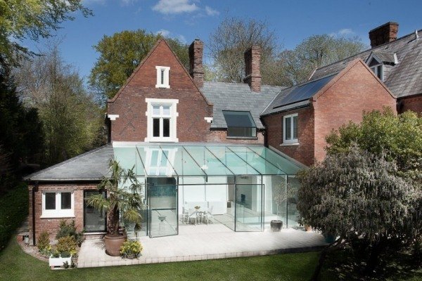 Utsikt över bakgårdshusets glas som en gammal husförlängning