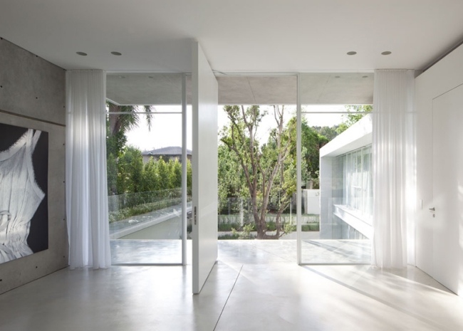 exit courtyard modern glass house by pitsou kedem