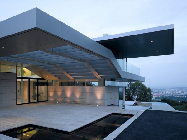 modern husdesign med panoramavy