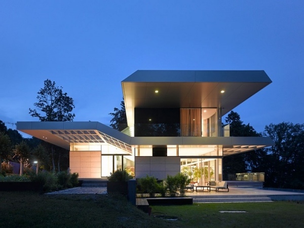 modern husdesign med panoramautsikt över nattljus