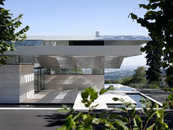 modern husdesign med panoramagång