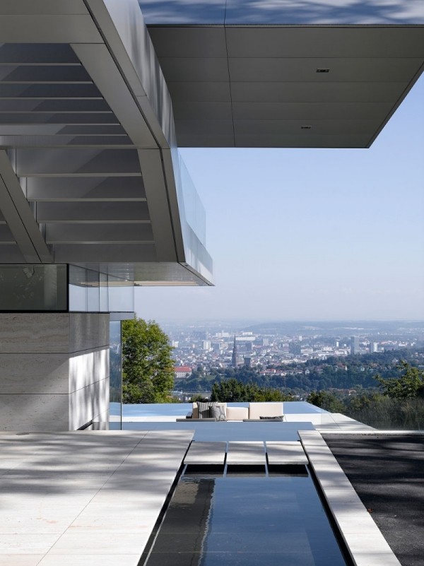 modern husdesign med panoramautsikt mini damm