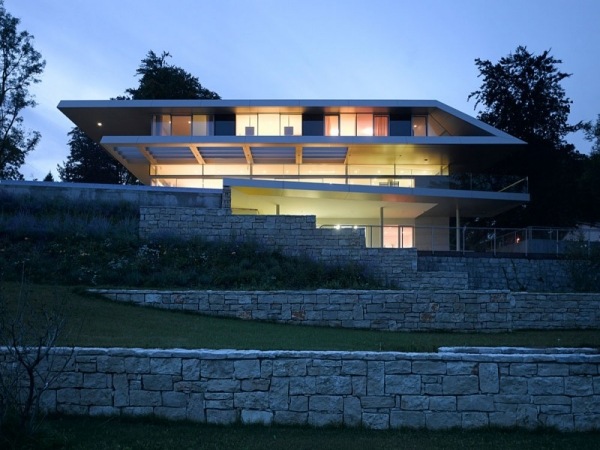 modern husdesign med panoramautsikt på kvällen