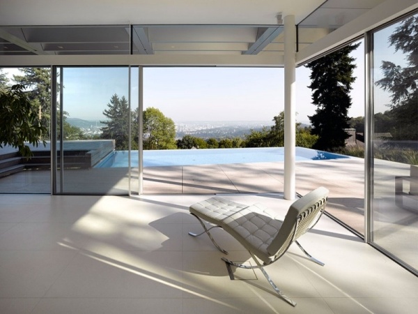 modern husdesign med panoramaskyddsdörrar