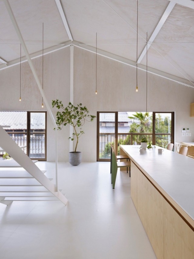 Modernt hem i Japan öppen planlösning vardagsrum sluttande tak