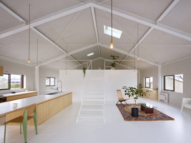 modernt hus japan öppen planlösning vitt golv kök vardagsrum