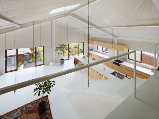 Modernt hem i Japan - taklampor med öppen planlösning i tak