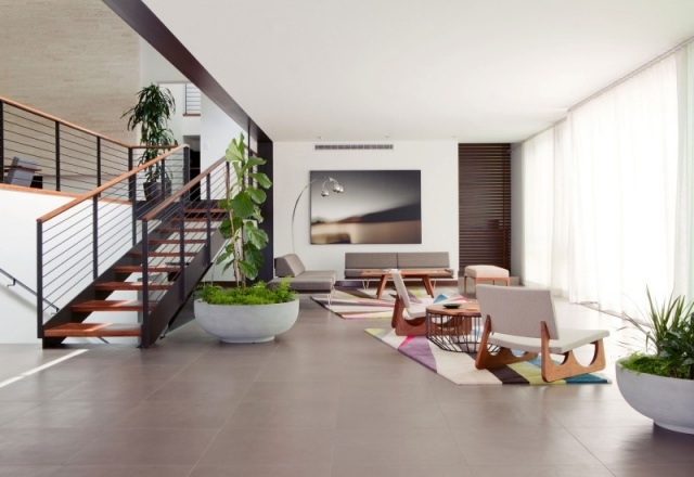 modern inredning vardagsrum rymliga cederträ golvplattor