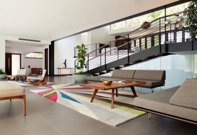 modernt hus inredning kakel grå färgglada mattan trappa