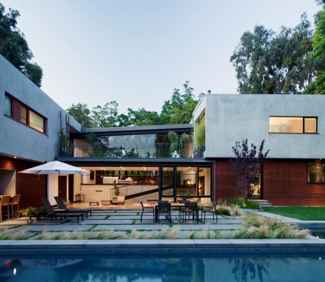 modernt hus utemöbler pool landskap gräs